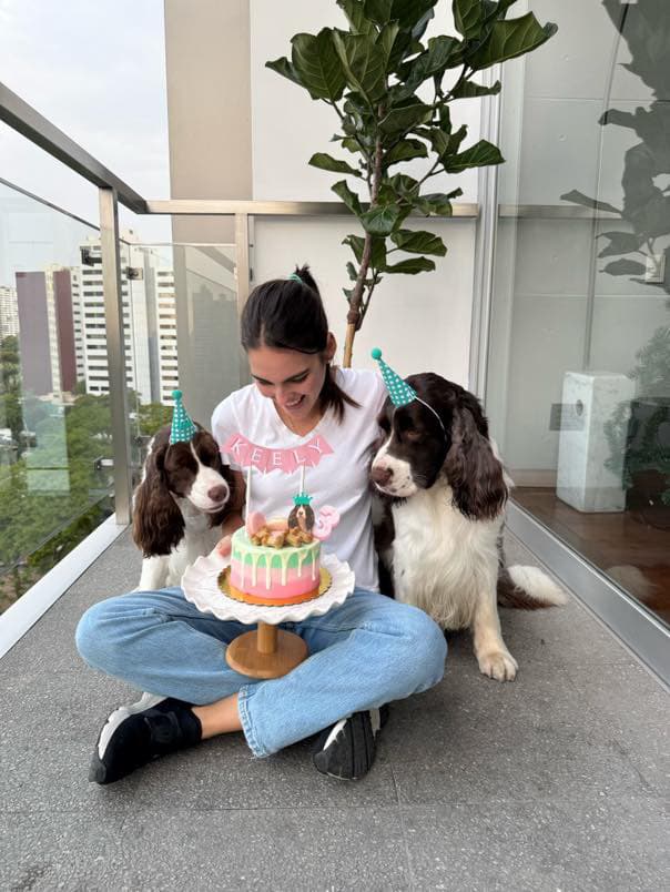 Keely y su familia con su torta rosa y celeste